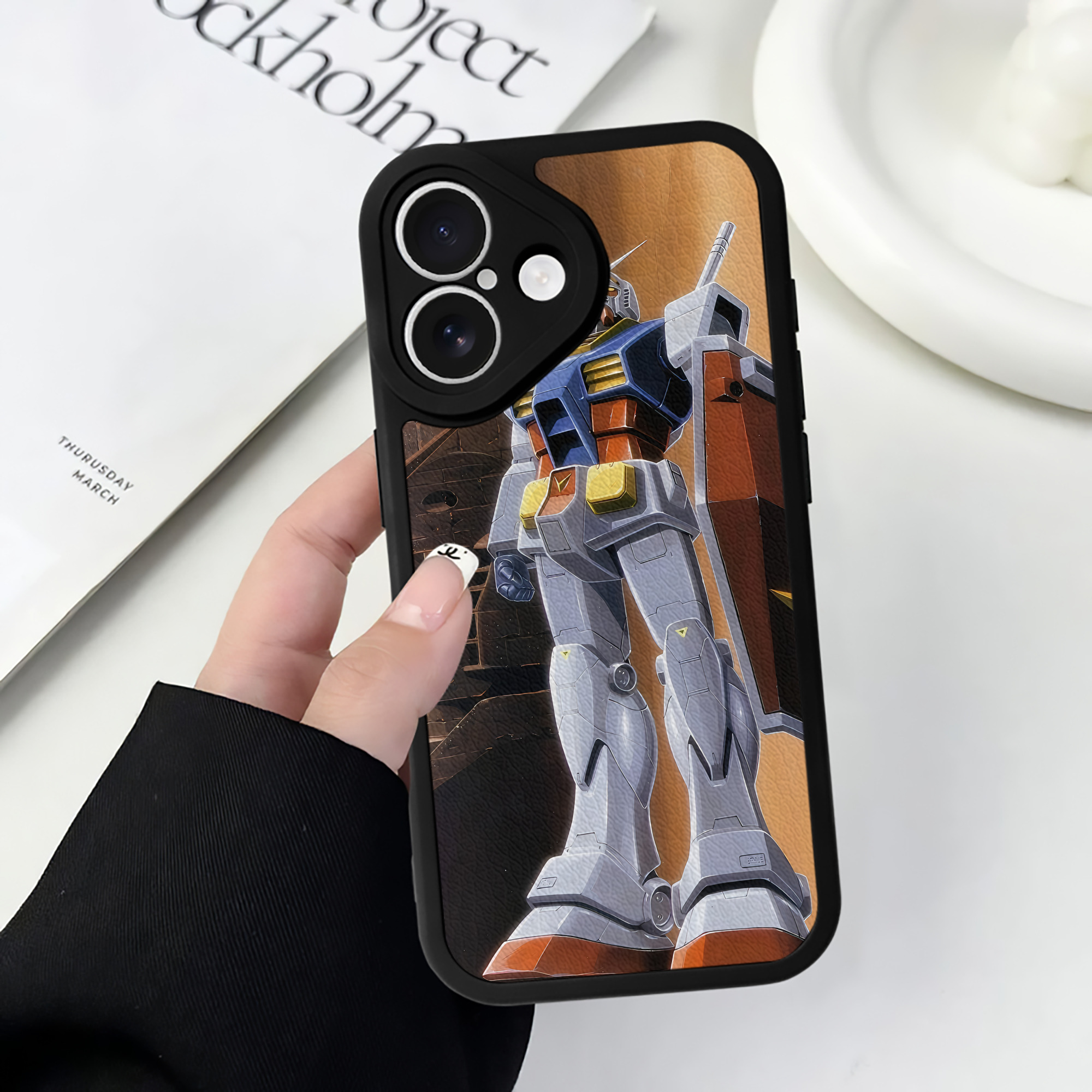（画像用） 機動戦士ガンダム Mobile Suit Gundam 【iPhone 16シリーズ対応】シリコンスマホケース（レザー調） 材質：シリコン